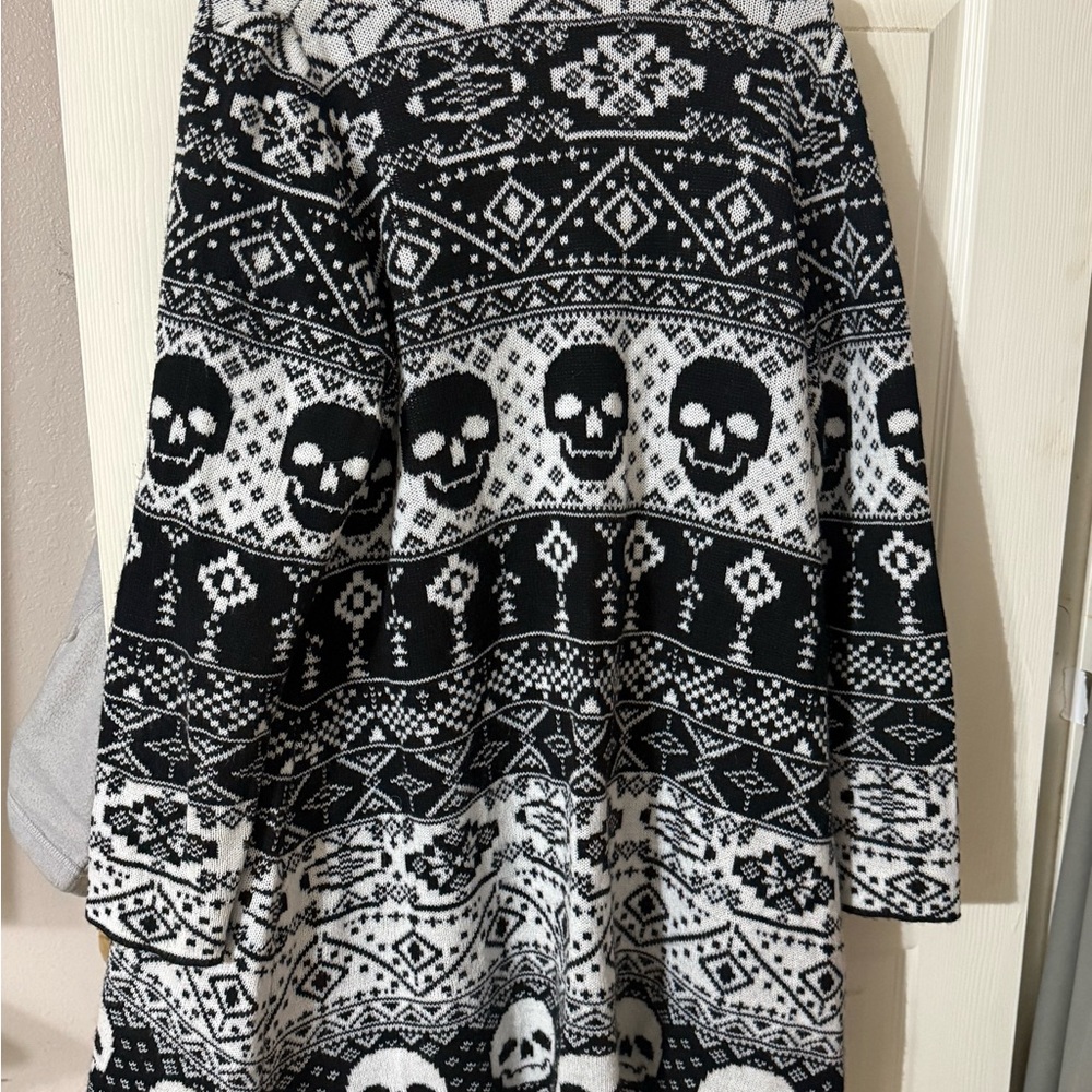 Black and White Patterned Women Sweater - Picture 2 of 2